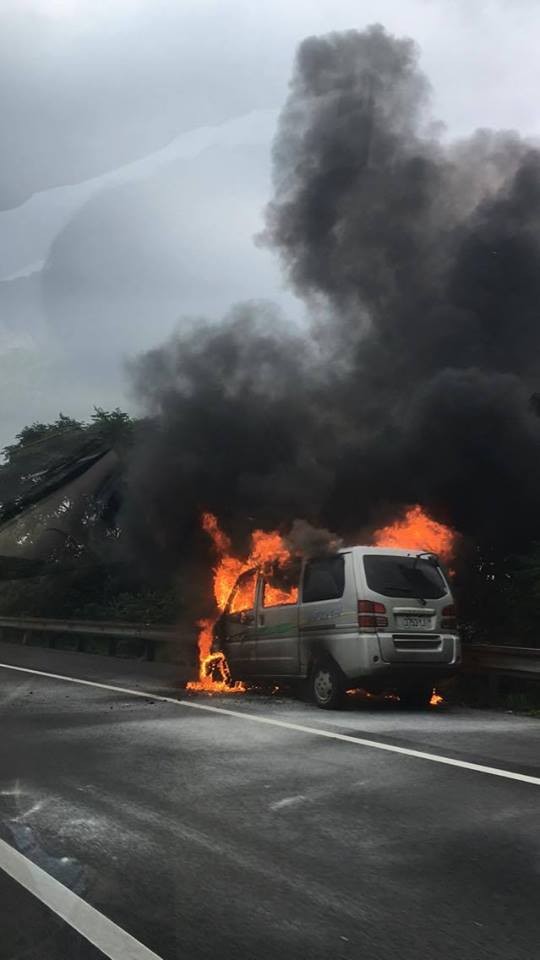 國三南下鶯歌交流道前，一台廂型車在路肩猛烈燃燒中。（圖擷自爆料公社）