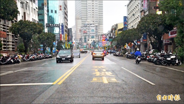 中壢區中央東路（元化路至延平路段）將試辦取消內側車道禁行機車管制。
（記者邱奕統攝）