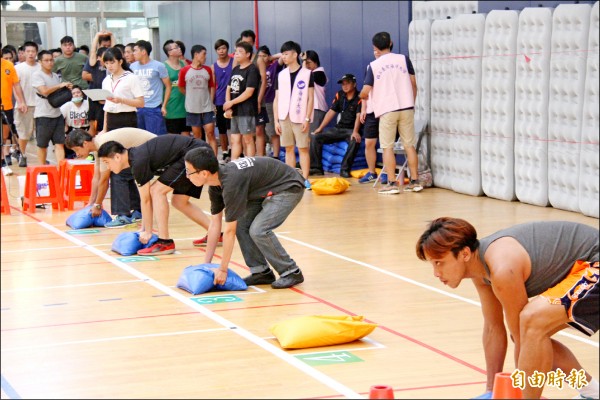 基隆市環保局招考儲備清潔隊員，在海洋大學育樂館進行體能測試。（記者林欣漢攝）