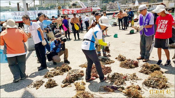 基隆淨海清理出為數不少的廢棄漁網。（記者林欣漢攝）