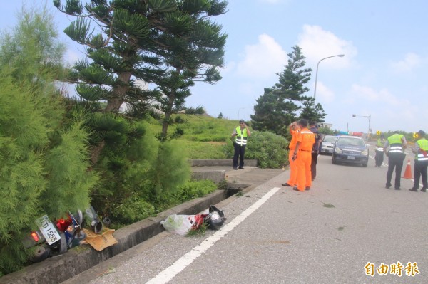 西嶼橫礁發生機車自摔車禍，導致騎士生命垂危。（記者劉禹慶攝）