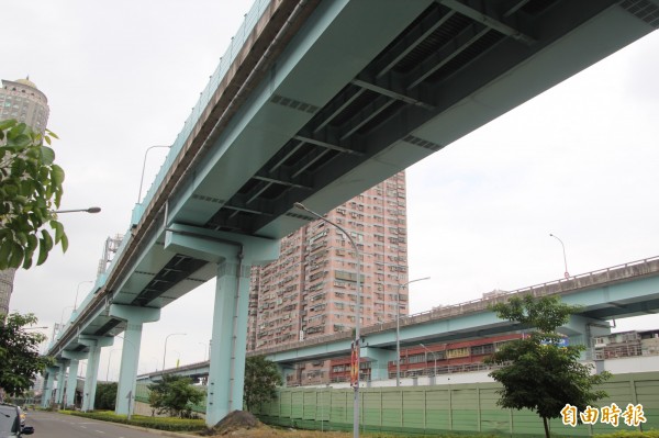 台六十四線高架橋樑因車流量大及捷運環狀線施工，常有大型重車經過，造成高架橋振動引發低頻共振問題。（記者鍾泓良攝）