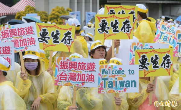 百萬觀光產業自救會大遊行12日下午登場。鄉民：應該向中國抗議才對。（記者張嘉明攝）