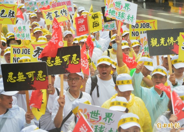 觀光業今上街頭抗議，陸委會表示，為因應中客減少對相關業者及從業人員引發的衝擊，行政院日前已密集召開跨部會專案會議，研議因應方案及措施。（記者張嘉明攝）