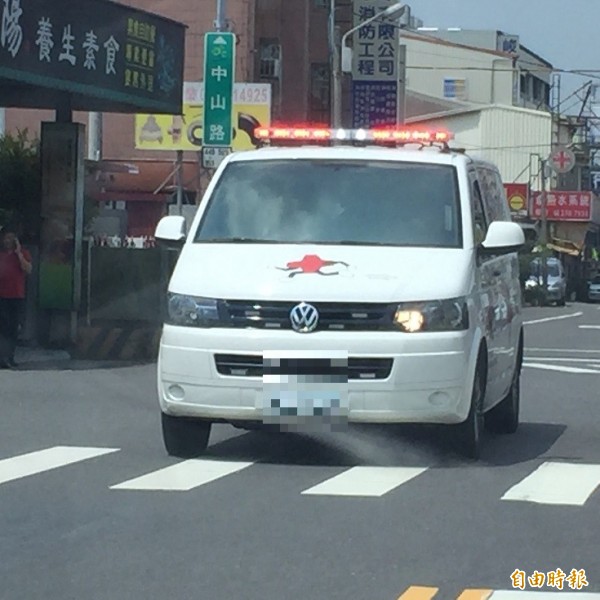 男子在永康站落軌被撞斃，由救護車送走。（記者吳俊鋒攝）
