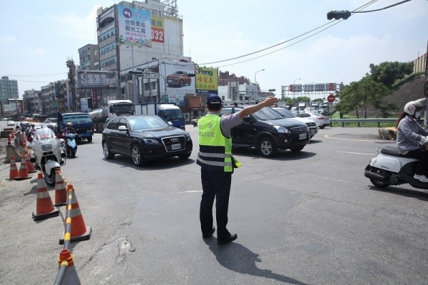 南市警方在秋節連假增設交通崗，全力疏導交通車流。（記者王俊忠翻攝）