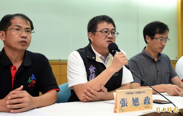 台北市政府取消台北市教師會會務假，全國教師總工會理事長張旭政等13日召開記者會譴責台北市政府打壓教師組織是哪門子的轉型正義，要求台北市政府把「以轉型正義之名取消會務假」「吞回去」。（記者簡榮豐攝）