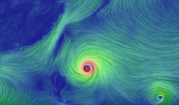強度颱風「莫蘭蒂」昨午轉為強颱，暴風半徑也擴大「變胖」，朝西北西方向接近台灣，中央氣象局預計今天上午8時30分將發布陸上颱風警報。（圖片取自Earth Nullschool）