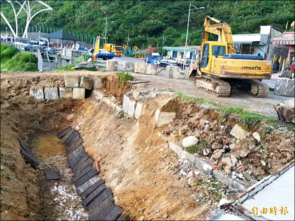 基隆市湖海路37號到39號的前方護岸，施作「海岸景觀營造工程」，議員張錦煌擔心颱風釀禍，昨天會勘確認包商已積極防颱。（記者俞肇福攝）