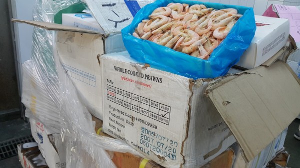 現場查扣越南白蝦製造日期為2005年，令查緝人員當場瞠目結舌。（記者陳文嬋翻攝）
