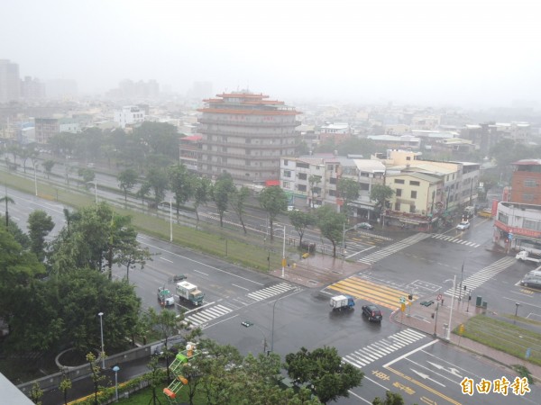 高雄風雨逐漸增大（記者王榮祥攝）