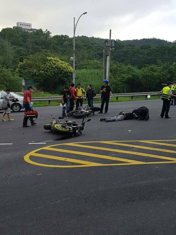 前方車友未見蔡、李兩人跟上，返回才發現出車禍。（記者吳政峰翻攝）