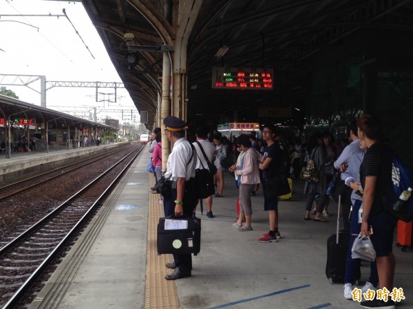 由於區間車可能視情況行駛，沒有趕上火車的民眾只能在月台上等待。（記者王捷攝）