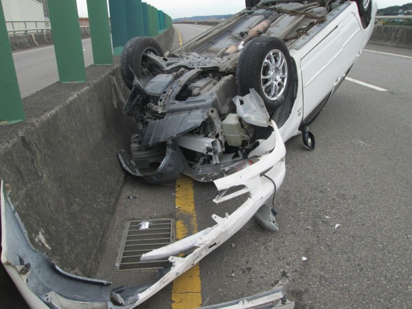 台68線東西向快速公路今天上午發生自小客車翻覆的意外，車上3人受傷。（圖由警方提供）