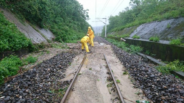 台鐵山里站到鹿野站間146公里500公尺處路間路線流失（台鐵提供）