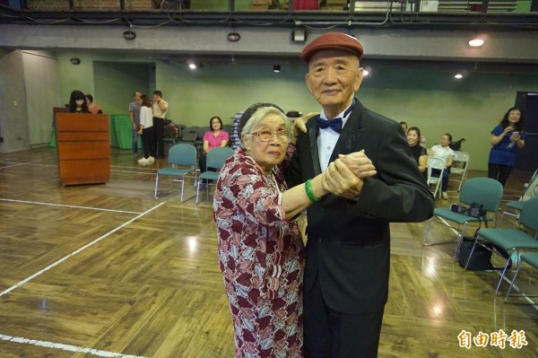 90歲的陳錫湖與92歲的林秀娟2人結婚70年，平時熱愛跳舞，今天來到記者會現場起舞，為「不老甘甜舞會」宣傳。（記者林敬倫攝）