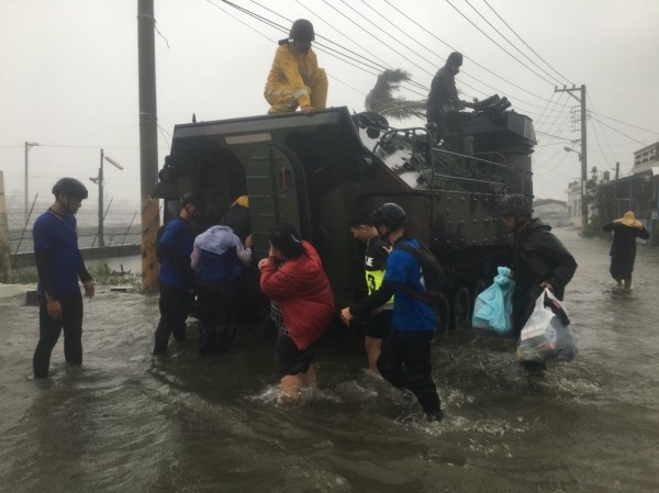 接獲消防隊求援，軍方出動水陸兩用車至枋寮義民路，協助疏散受困居民。（記者陳彥廷翻攝）