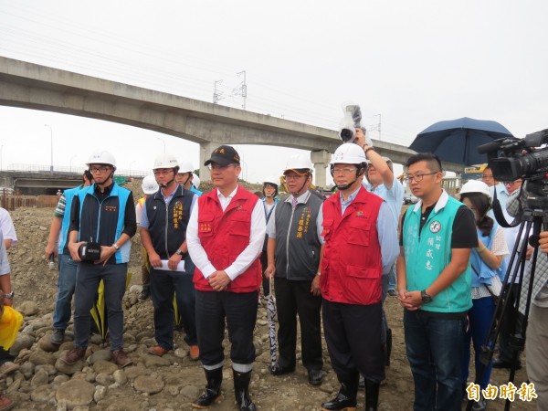 因應風災，中市長林佳龍今日視察知高橋改建工程。（記者蘇金鳳攝）