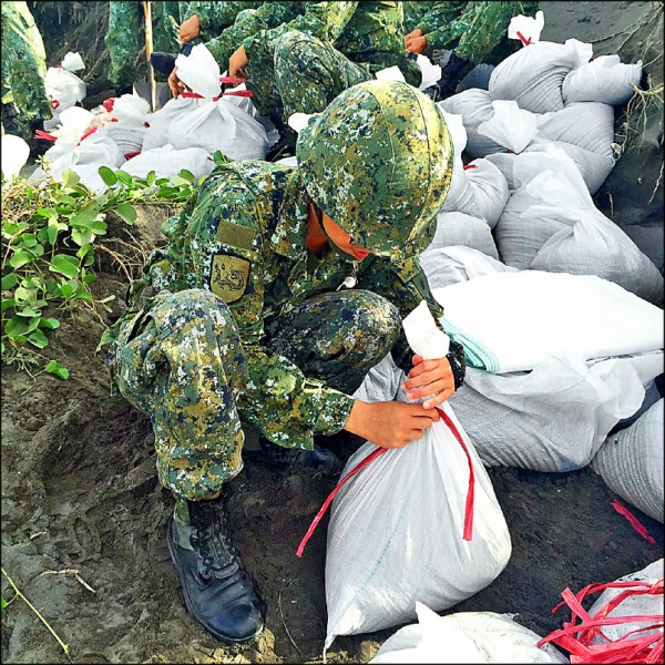 國軍到五結鄉利澤海邊裝沙包，以備不時之需。（記者江志雄翻攝）