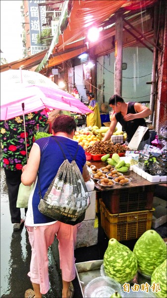 強颱莫蘭蒂來襲，民眾趕緊搶購蔬果。（記者葉冠妤攝）