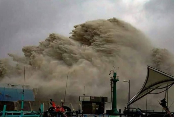 有網友在《爆料公社》PO出台東富岡漁港海浪衝破防波堤的恐怖畫面。（圖擷自爆料公社）