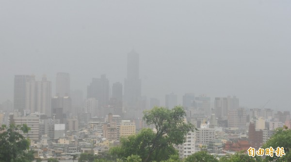 強颱莫蘭蒂發威，造成高市許多電桿倒地，連帶影響集水廠跳電，影響100萬戶用水，配合台電搶修進度，已恢復供水34萬戶，尚有70萬戶停水。（記者黃志源攝）