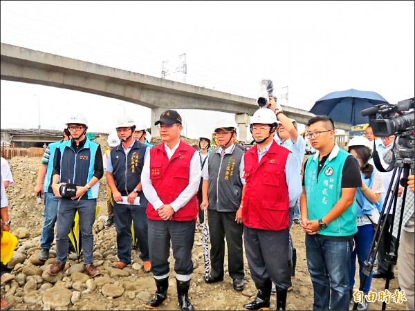 因應風災，中市長林佳龍今日視察知高橋改建工程。（記者蘇金鳳攝）