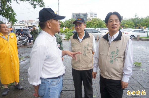 賴清德視察市區路樹倒塌恢復情況。（記者林孟婷攝）