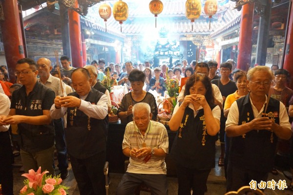 新港奉天宮開台媽祖的「契子女」，今天從全國各地集結回宮團拜。（記者曾迺強攝）