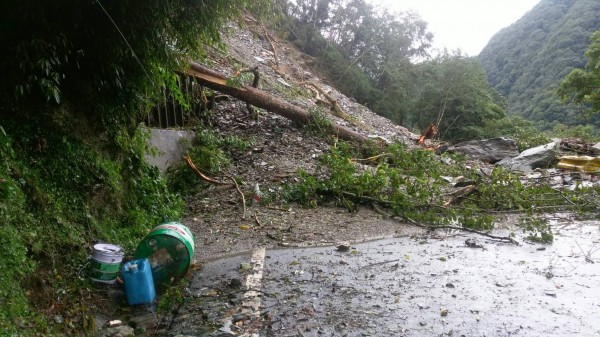 台8線中橫公路多處落石坍方，太魯閣至洛韶間坍方陸續排除。（公路局、警方提供）