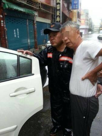 消防車全出勤，警車當救護車。（記者蔡清華翻攝）