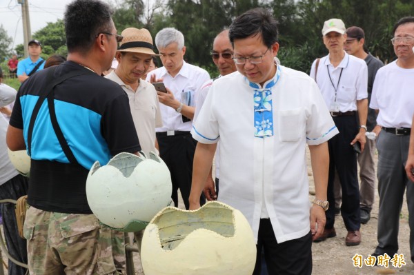 桃園市長鄭文燦上午視察桃園地景藝術節園區復原工作，宣布下午活動正常開放。（記者李容萍攝）