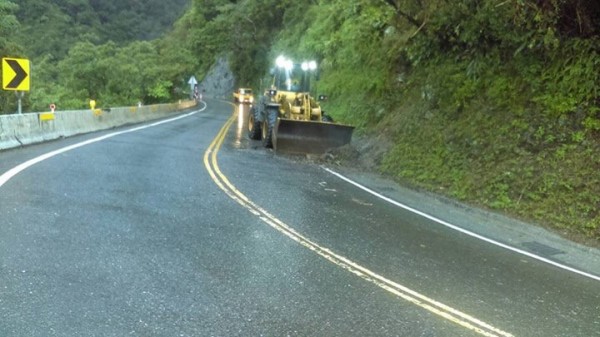 蘇花公路早上出現些許落石，公路總局隨即派員排除。（公路總局提供）