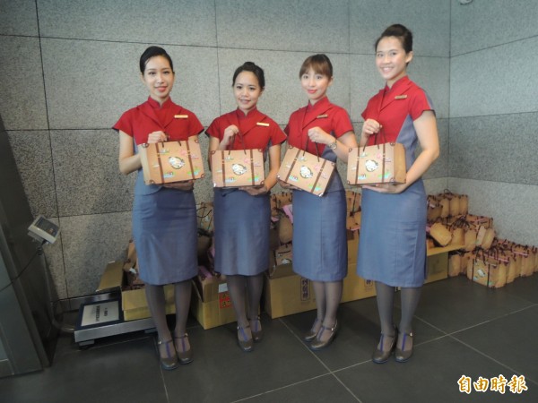 華信航空贈送大分首航旅客伴手禮。（記者張軒哲攝）