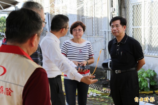 潘文忠（右）到屏東校園勘災，他表示，教育部將提撥1千萬給屏東縣政府，先處理有立即危險的災損部份。（記者邱芷柔攝）