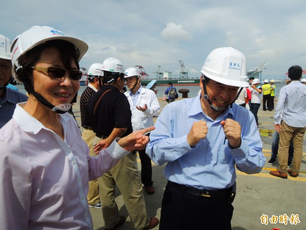 台船董事長鄭文隆（右）說，「瞬間陣風達17級，38條纜線也綁不住（風明輪）！」（記者黃旭磊攝）