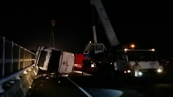 今晚1輛大貨櫃車翻覆在國道3號關西服務區南側600公尺處，目前車流回堵中。（圖由讀者提供）
