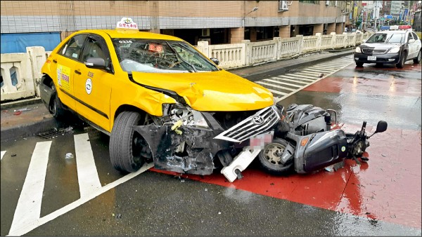 范姓計程車運將疑似車速過快，打滑逆向撞上3輛機車，造成其中一名施姓菜販身亡。（記者徐聖倫翻攝）