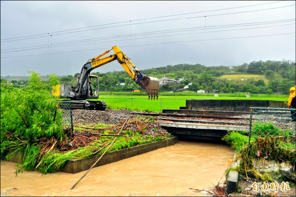 莫蘭蒂豪大雨，讓台鐵花蓮東竹-富里區間鐵軌掏空。（記者花孟璟攝）