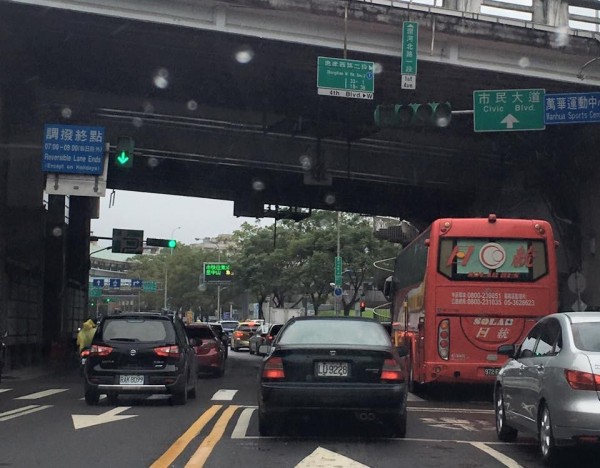 有位網友看到郝龍斌粉絲專頁PO出的台北塞車照片後，諷刺地說「這次有看仔細，不是委內瑞拉」，隨即便遭到封鎖處理。（圖擷自郝龍斌臉書）
