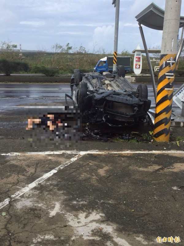 男子被拋出車外，送南門醫院急救。（記者蔡宗憲攝）