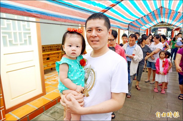 台中市陳先生的女兒讓奉天宮媽祖做契女後，這一年來非常好帶養，昨天特地回宮感謝媽祖庇祐。（記者曾迺強攝）