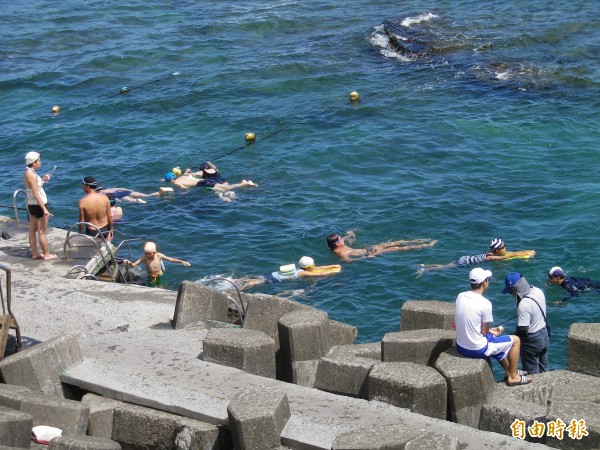 莫蘭蒂颱風剛走馬勒卡颱風緊接而來，今天上午有民眾在外木水海岸游泳（記者盧賢秀攝）