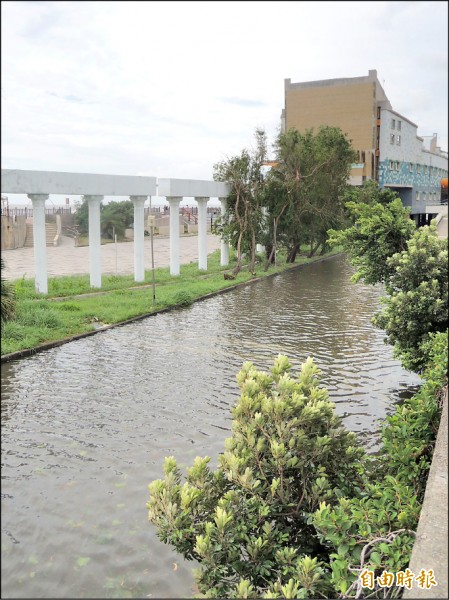 黃金海岸船屋的停車場車道積水，風雨過後形成「塞納河」奇景。（記者洪瑞琴攝）