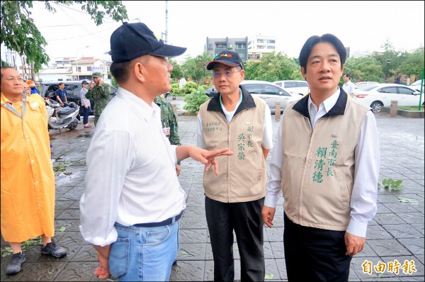 賴清德視察市區路樹倒塌恢復情況。（記者林孟婷攝）