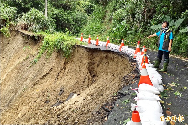 六甲大丘里麻竹湖往大丘園產業道路崩塌五十米長，持續封路，六甲區長蔡秀琴上山勘災。（記者楊金城攝）