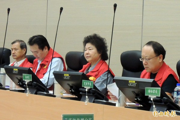 強颱莫蘭蒂導致高雄滿目瘡痍，市長陳菊下令各單位全力投入復原，圖為陳菊14日主持災防中心會報。（資料照，記者王榮祥攝）