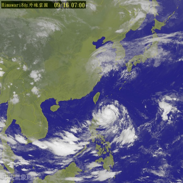 中度颱風馬勒卡靠近台灣東部海域，中央氣象局預估早上8時30分將發布陸上颱風警報。（圖片取自氣象局網站）