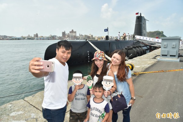 海軍今、明兩天在高雄新濱碼頭開放民眾登艦參觀全球最老的現役潛艦海獅號。
（記者張忠義攝）