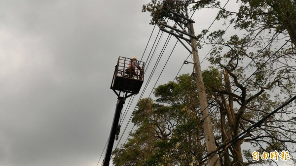 台電搶修，預計今晚高市全數恢復供電。（記者洪臣宏攝）